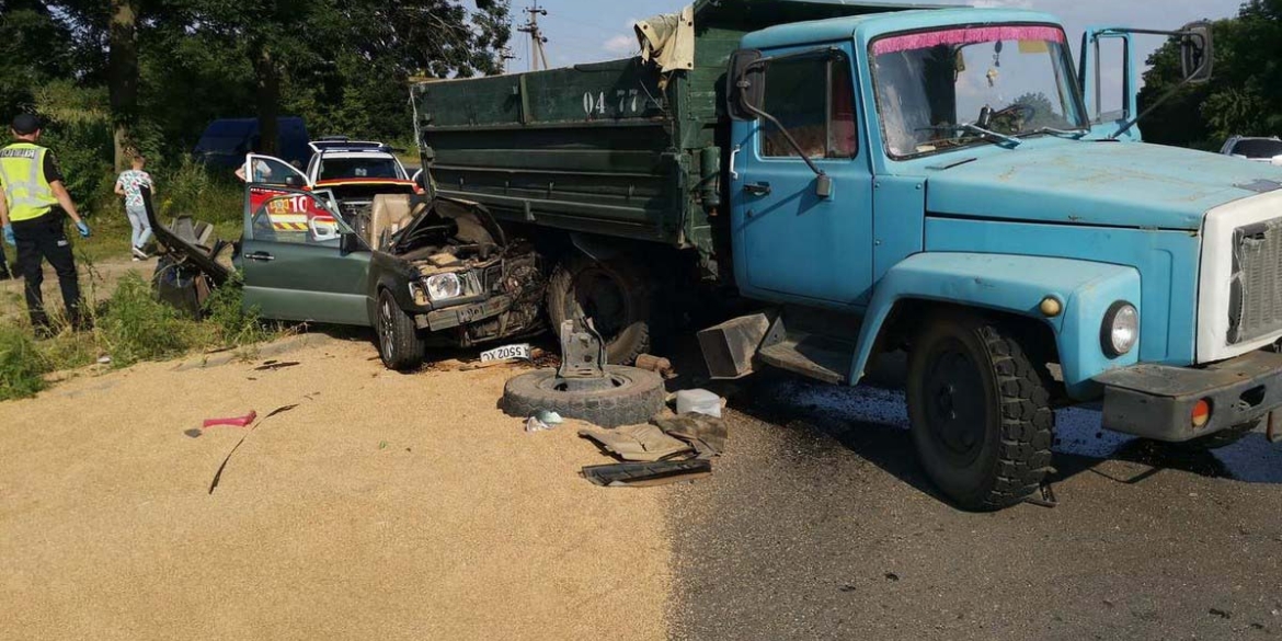 На Вінниччині Mercedes в’їхав у вантажівку: тіла загиблих довелось вирізати з понівеченого авто