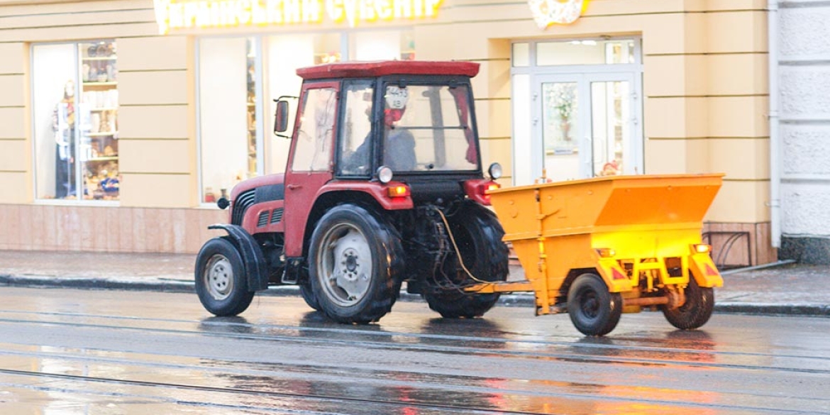 Комунальні служби цілу ніч обробляли вулиці та тротуари міста протиожеледними засобами