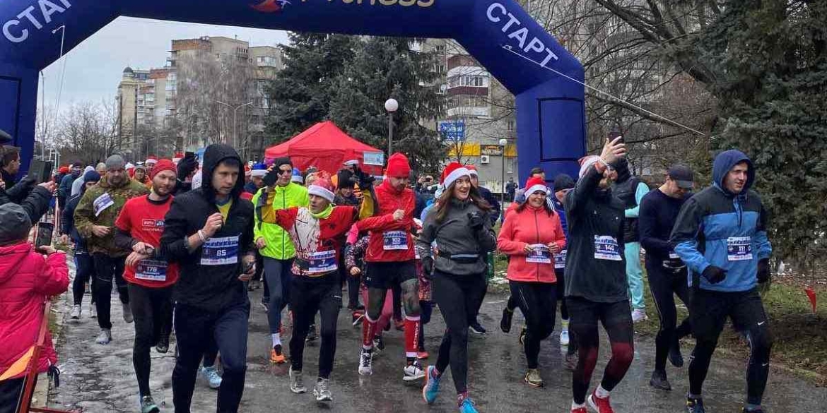 Бійці спецпідрозділу поліції беруть участь у Vinnytsia New Year Run 2022 