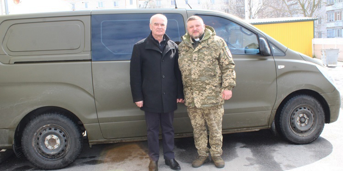 Калинівчани передали гостинці військовій частині, де служить капелан-земляк