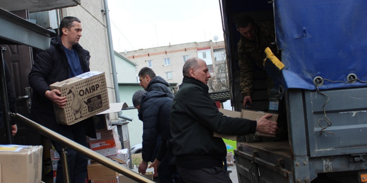 Калинівська громада передала гостинці українським захисникам