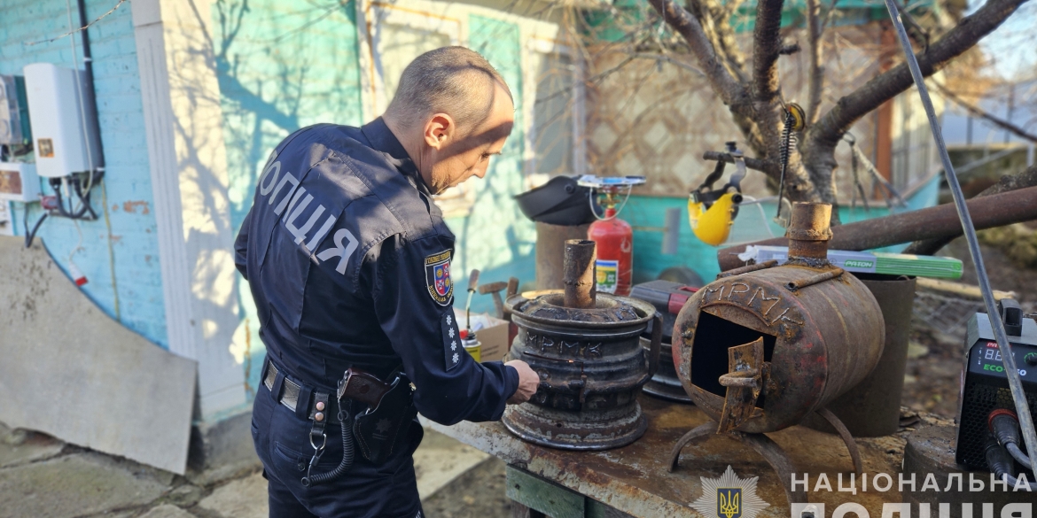 Капітан поліції з Вінниччини виготовляє буржуйки та окопні свічки на фронт