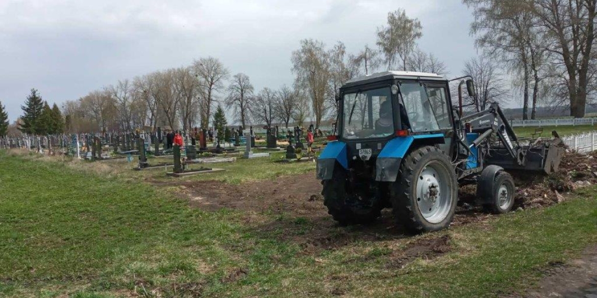 У Вінниці комунальники прибирають кладовища до Поминальних днів