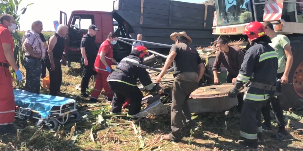 Потрапила під комбайн. Рятувальники визволили жінку з-під жатки 