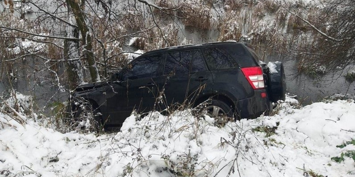 Літинські рятувальники витягли автомобіль Hyundai, який злетів у кювет