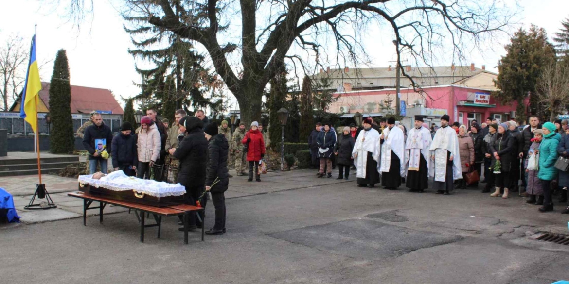 Липовецька громада зі смутком і молитвою зустріла “на щиті” Героя-захисника