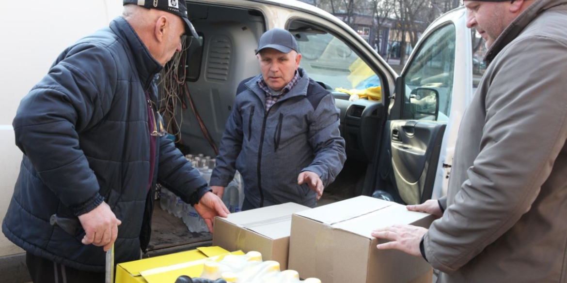 Вінничанин з дружиною вже понад місяць щодня передають продукти на фронт