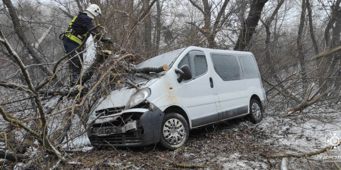 На Гайсинщині Opel злетів у кювет - пасажира госпіталізували в лікарню