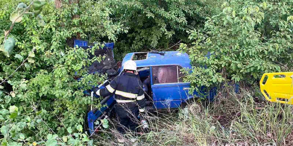 На Гайсинщині рятувальники звільнили з розбитого авто двох чоловіків