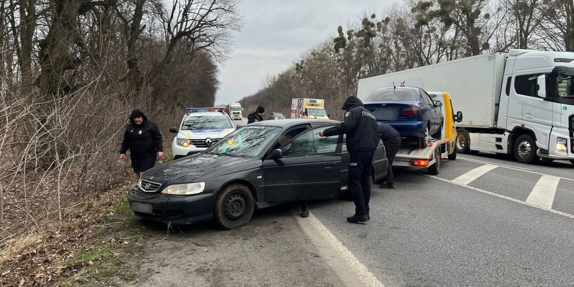 На Немирівщині автівка, в салоні якої було двоє діток, злетіла в кювет