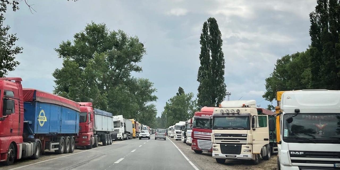 Під'їзди до кордонів облаштують майданчиками для відстою транспорту