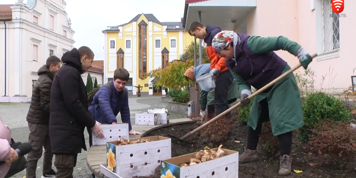 На площі Тараса Шевченка у пам’ять про загиблих героїв висадили крокуси, гіацинти та нарциси