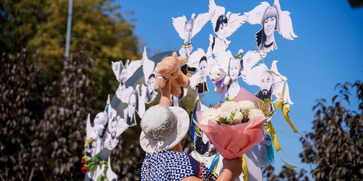 На площі Перемоги вшанували пам’ять загиблих під час ракетного удару 14 липня 2022 року