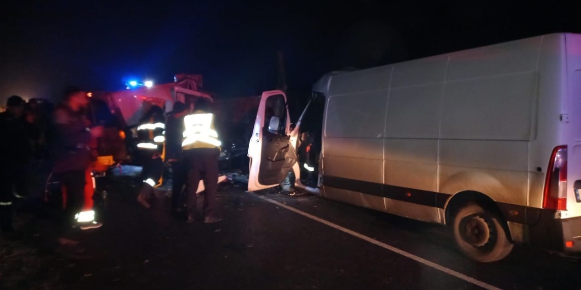 На трасі у Вінницькому районі зіткнулися бус, вантажівка та легкове авто