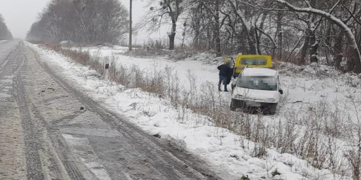 На трасі Вінниця – Бар автомобіль Peugeot винесло у кювет