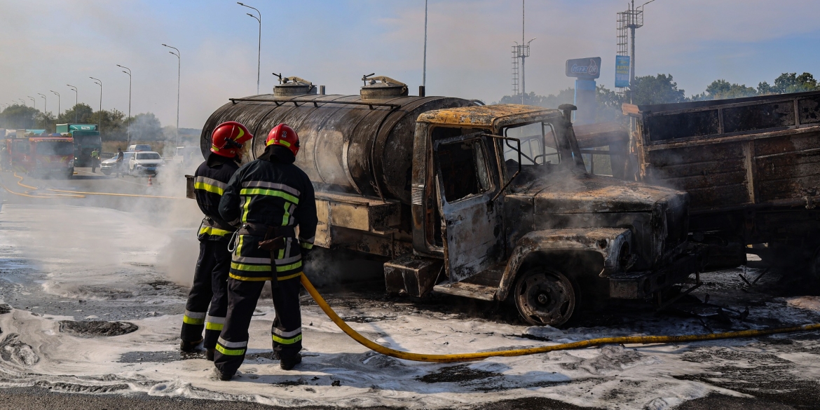 На в'їзді у Вінницю зіштовхнулись та загорілись молоковоз та вантажівка