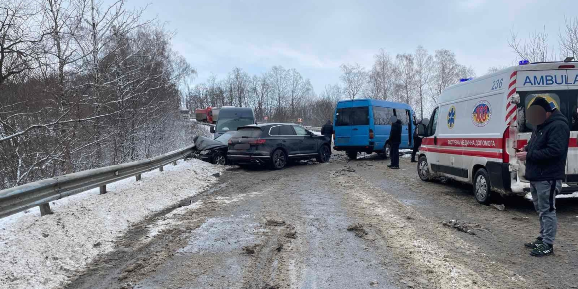 На виїзді з Гайсина на трасі зіткнулись кілька авто - рух ускладнений