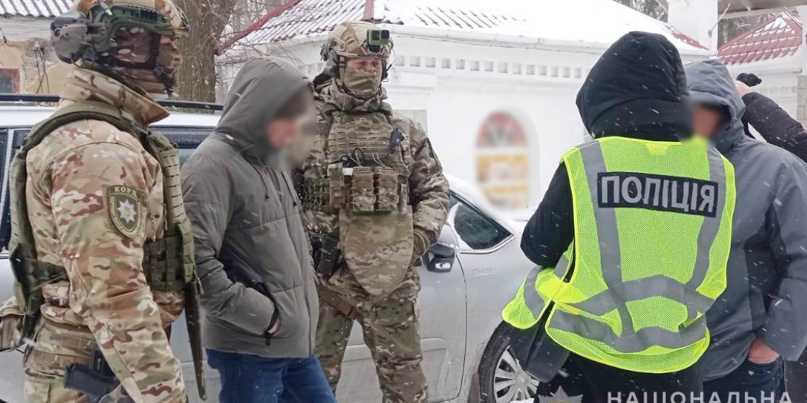 На Вінниччині на хабарі затримали помічника судді та секретаря судових засідань