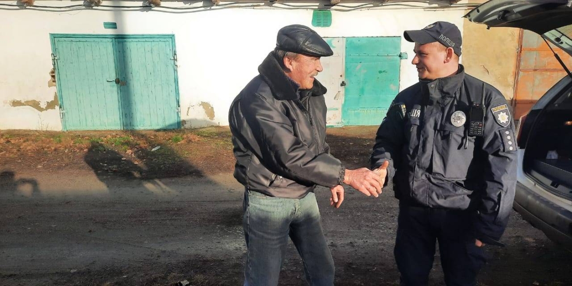 На Вінниччині патрульний допоміг водію, у якого зламався автомобіль 