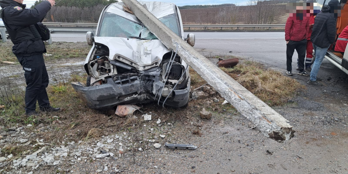 На Вінниччині п'яний водій на викраденому Fiat Doblo в’їхав у бетонну опору