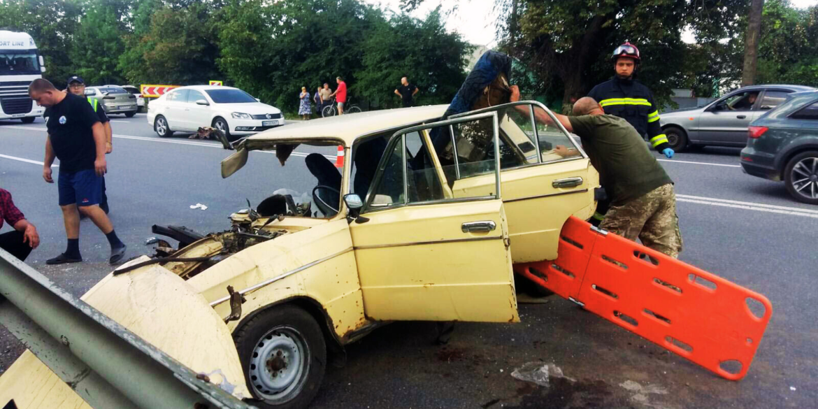 На Вінниччині ВАЗ протаранив відбійник — поранених і мертвих затисло у понівеченому авто