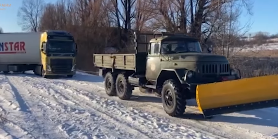 На Вінниччині відбуксирували вантажівки, які загрузли на трасі