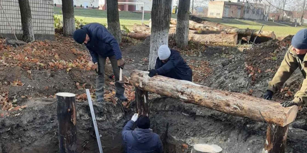 На Вінниччині біля ліцею почали будувати військовий бліндаж і смугу перешкод