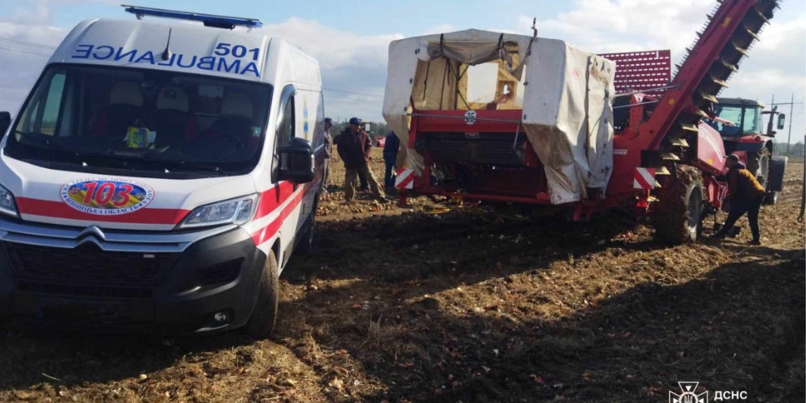 На Вінниччині чоловіка затисло у вальці комбайна