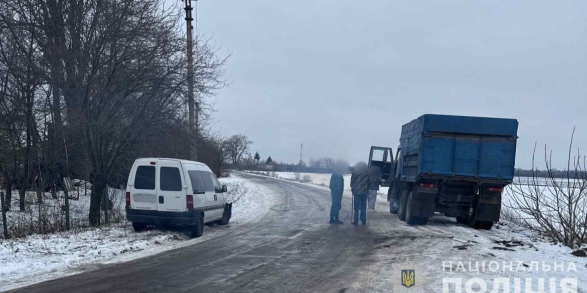 На Вінниччині Peugeot зіткнувся з КАМАЗом — постраждала 66-річна пасажирка мікроавтобуса