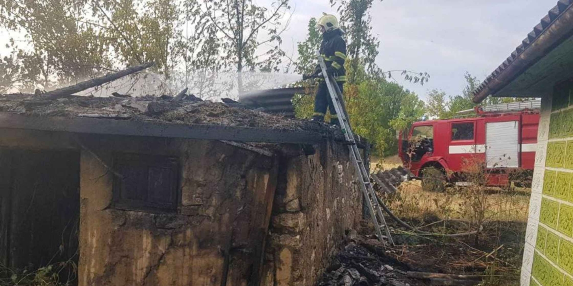 На Вінниччині згоріли дві господарчі будівлі та три тонни сіна