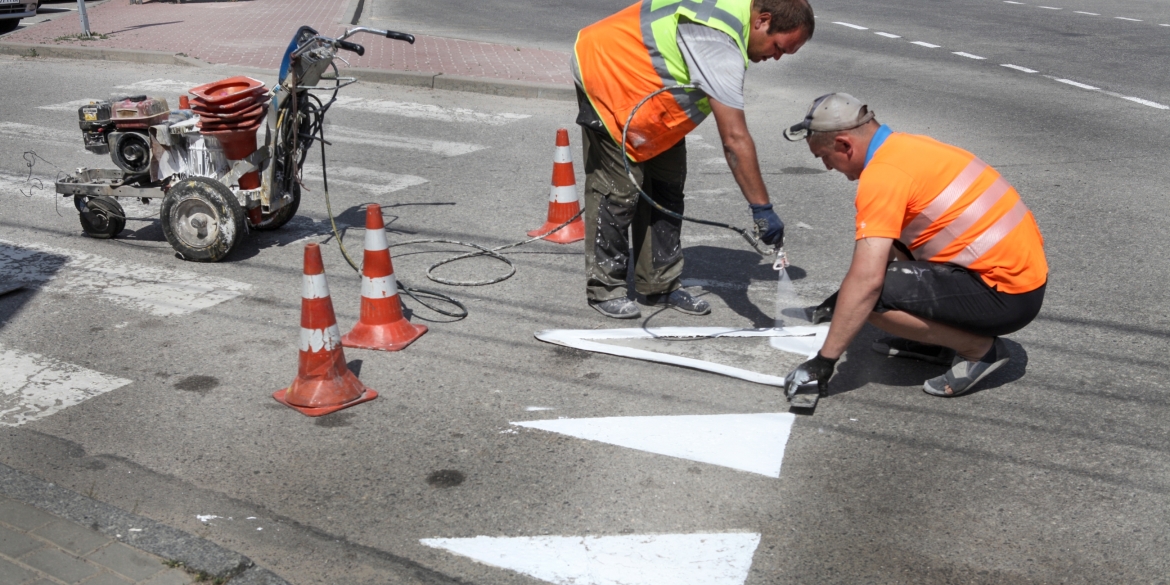 На вулицях Вінниці продовжують відновлювати дорожню розмітку