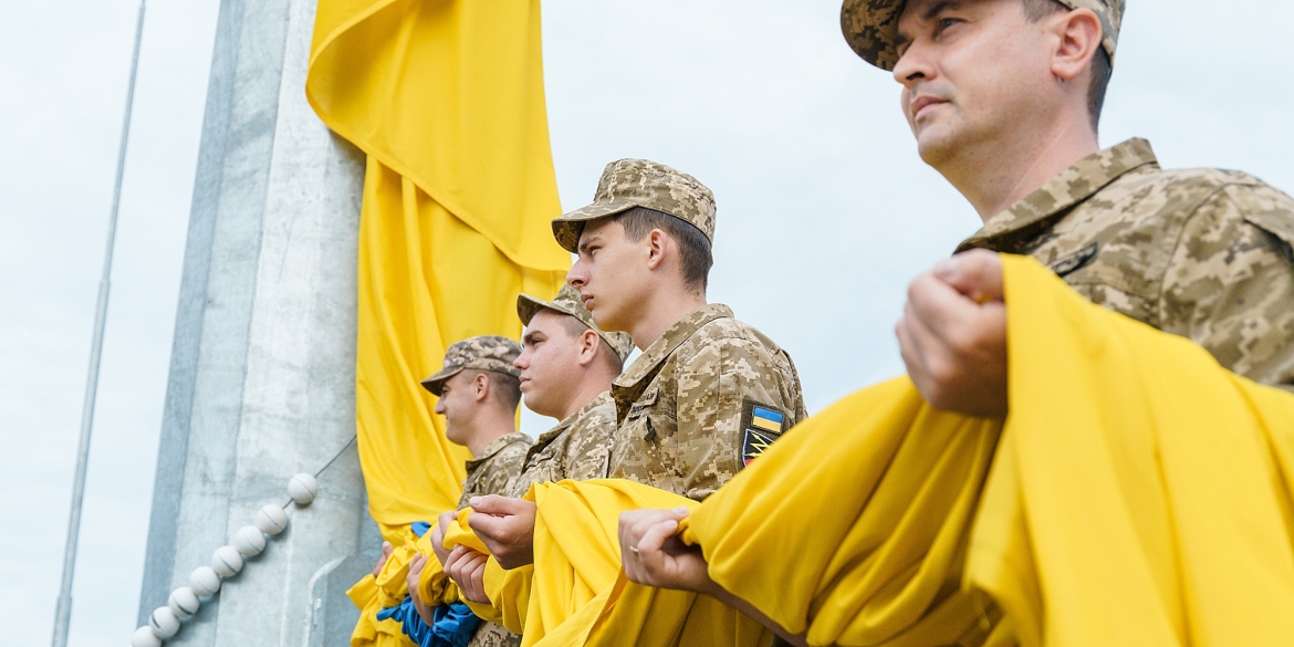 На Замковій горі у Вінниці підняли найбільший у місті прапор