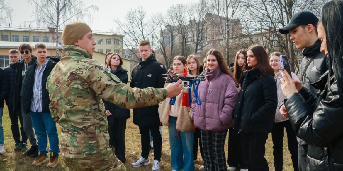 Нацгвардійці провели "Урок мужності" для вінницьких школярівНацгвардійці провели "Урок мужності" для вінницьких школярів