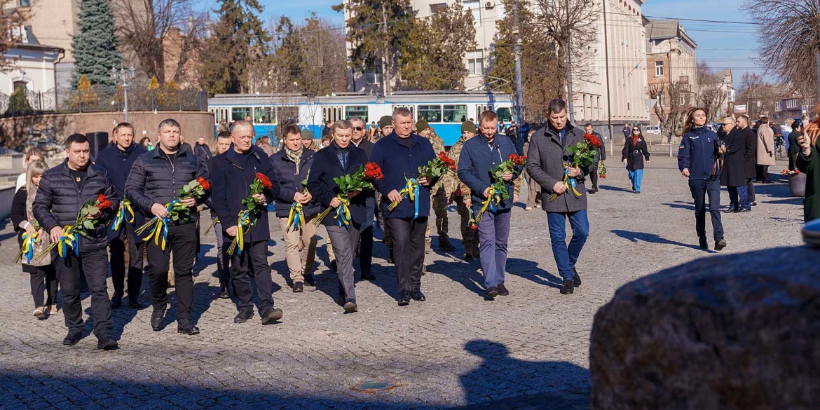 Напередодні дня народження Тараса Шевченка у Вінниці поклали квіти до пам’ятника Кобзарю