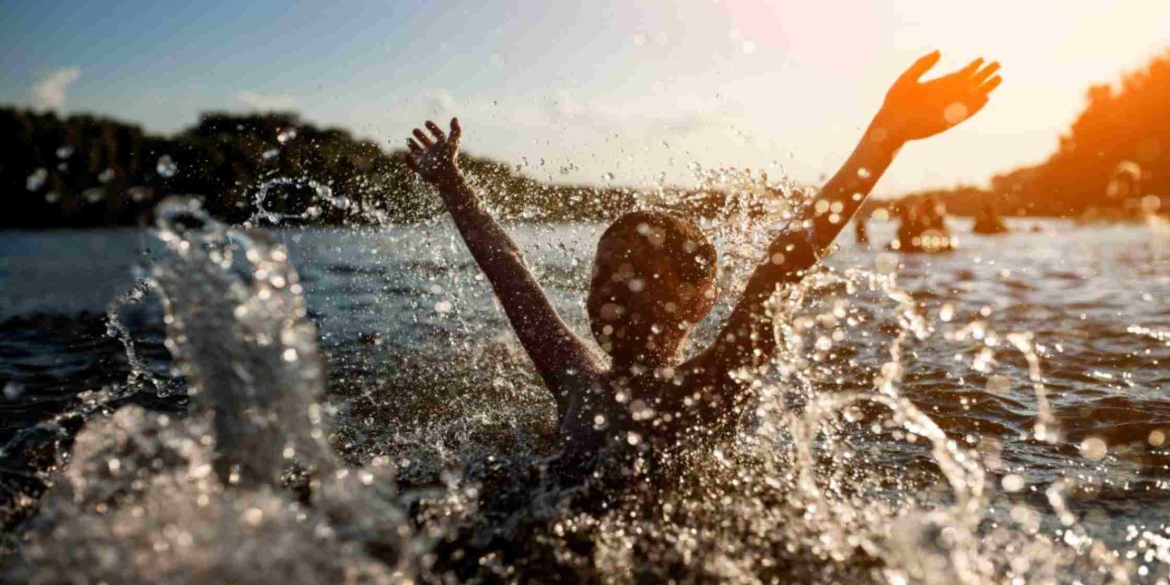 Небезпечні розваги: у Вінниці діти стрибали із мосту у воду