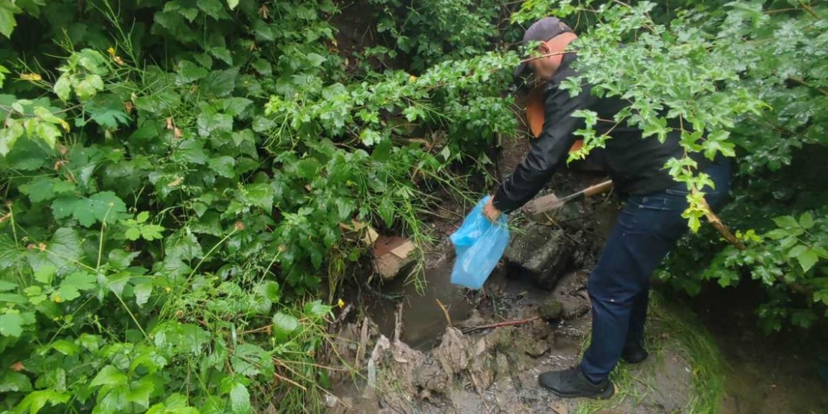 Нейбайдужий вінничанин повідомив про забруднення струмка - воду перевірили екологи