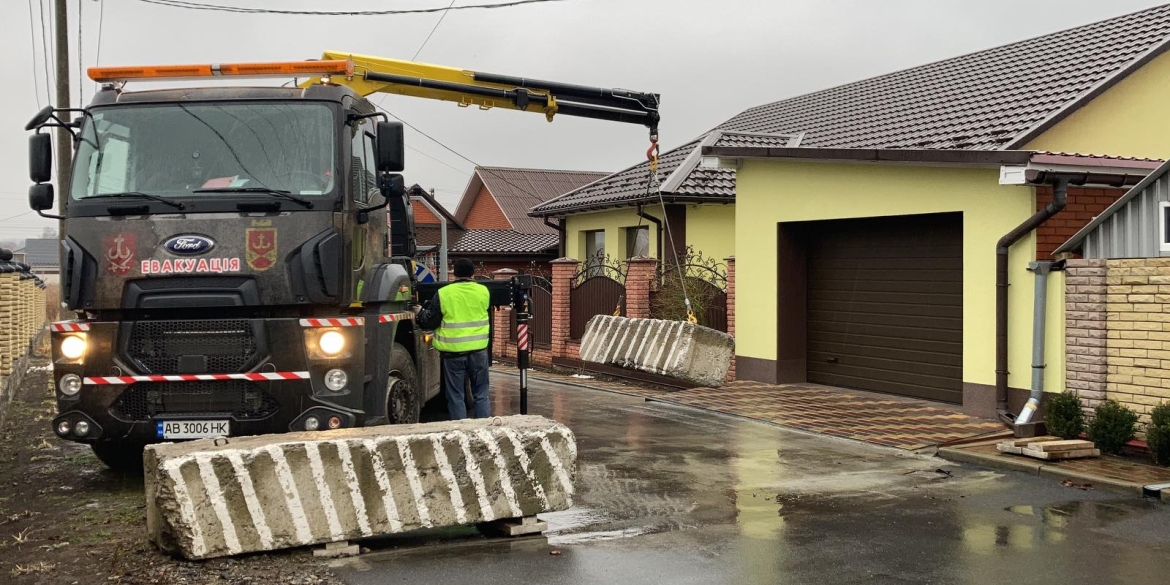 Незаконно встановлені обмежувачі руху демонтують у Вінниці