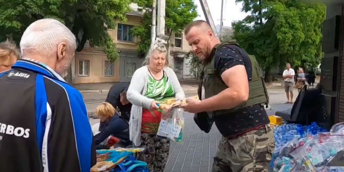 Окупанти атакували Херсон під час евакуації людей: є поранені