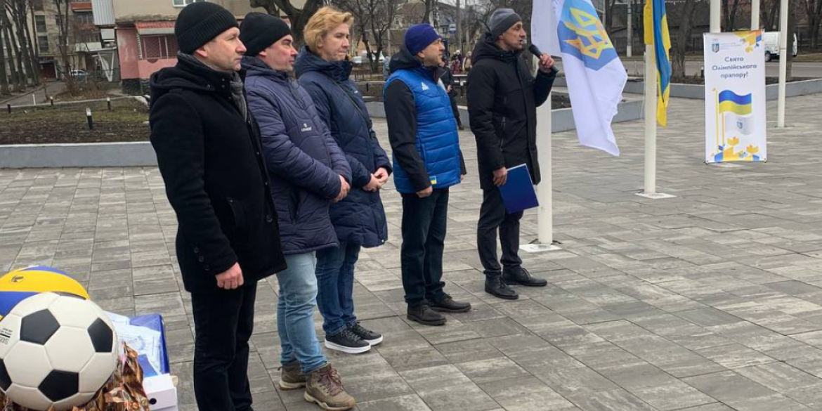 Олімпійський прапор на підтримку українських спортсменів підняли у Вінниці