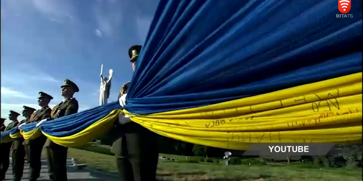 Особливий прапор з підписами захисників підняли на Печерських пагорбах у Києві