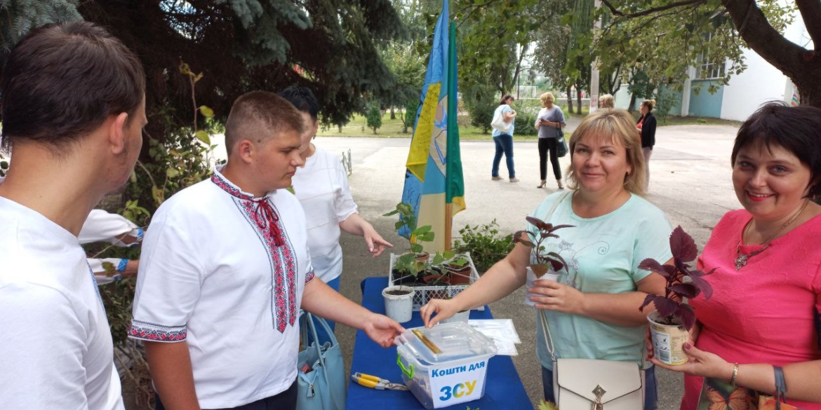 Освітяни Вінниці збирали кошти на допомогу Збройним силам та переселенцям