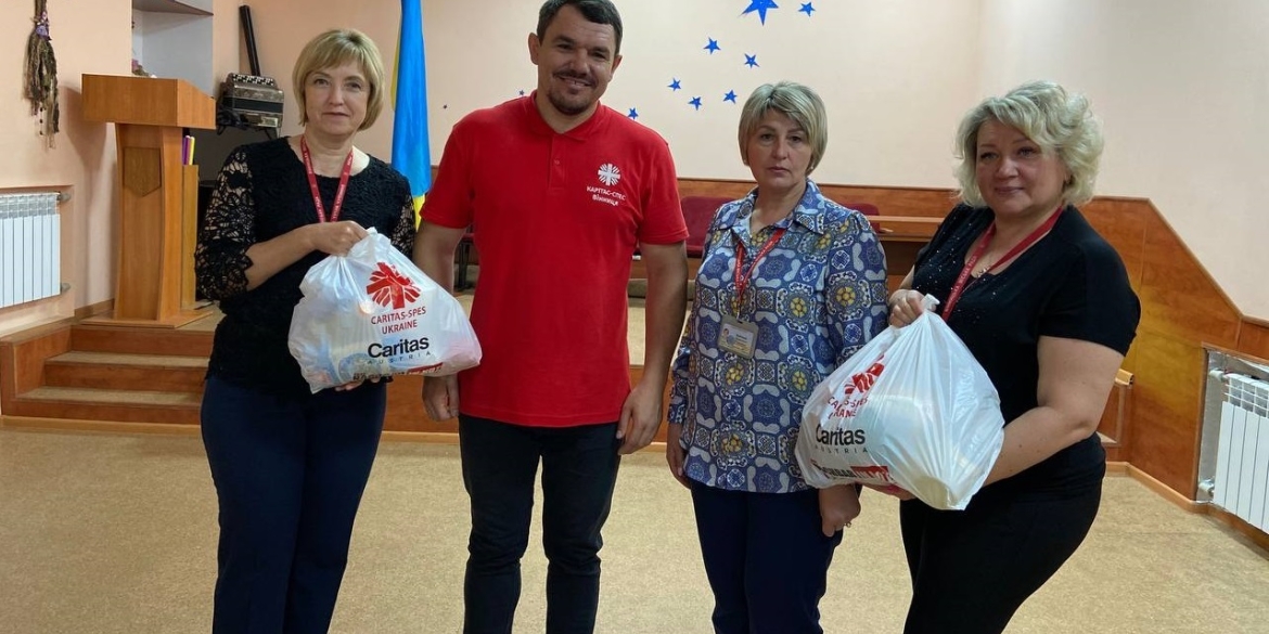 Переселенці з підтопленої Херсонщини отримали гумдопомогу у Вінниці