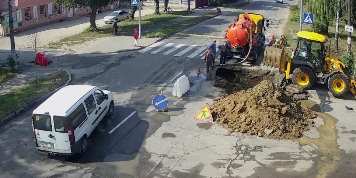 На Шепеля — прорив води. Рух для авто перекрили