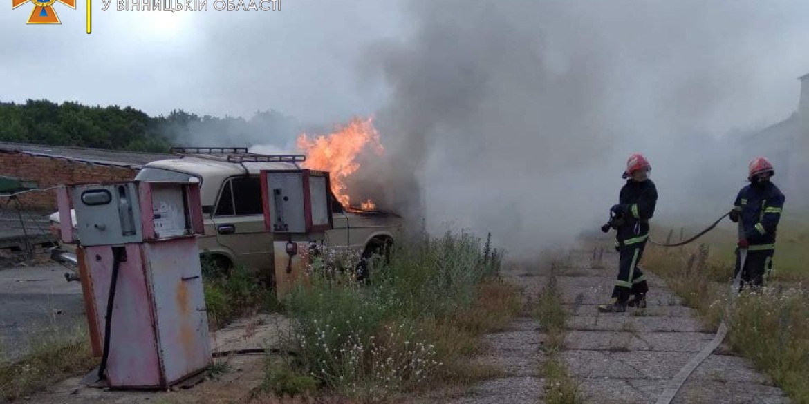 На Вінниччині рятувальники гасили охоплений вогнем автомобіль