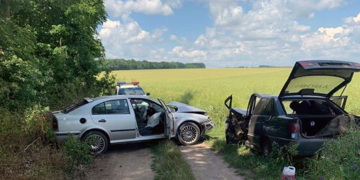 Під Погребищем на сільській грунтовці не розминулись Chery Amulet та Skoda