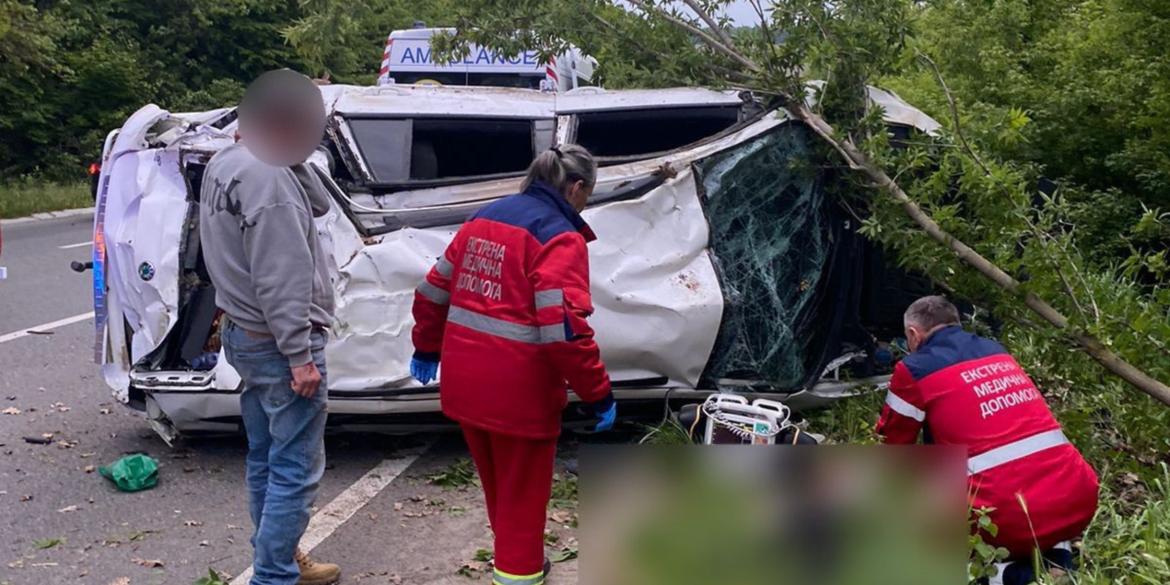 Під Тульчином з'їхало в кювет і перекинулося авто з нетверезим водієм