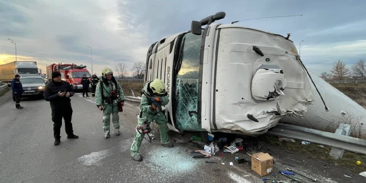 Під Вінницею перекинулася цистерна з аміаком