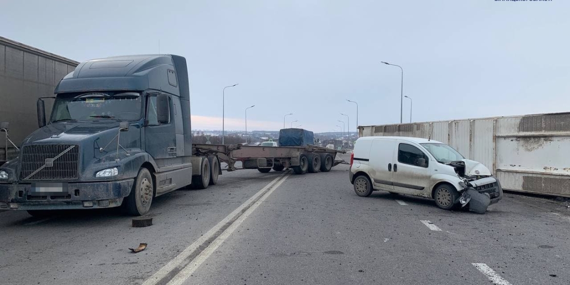 Під Вінницею з вантажівки зірвався контейнер і “пом'яв” зустрічний Fiat