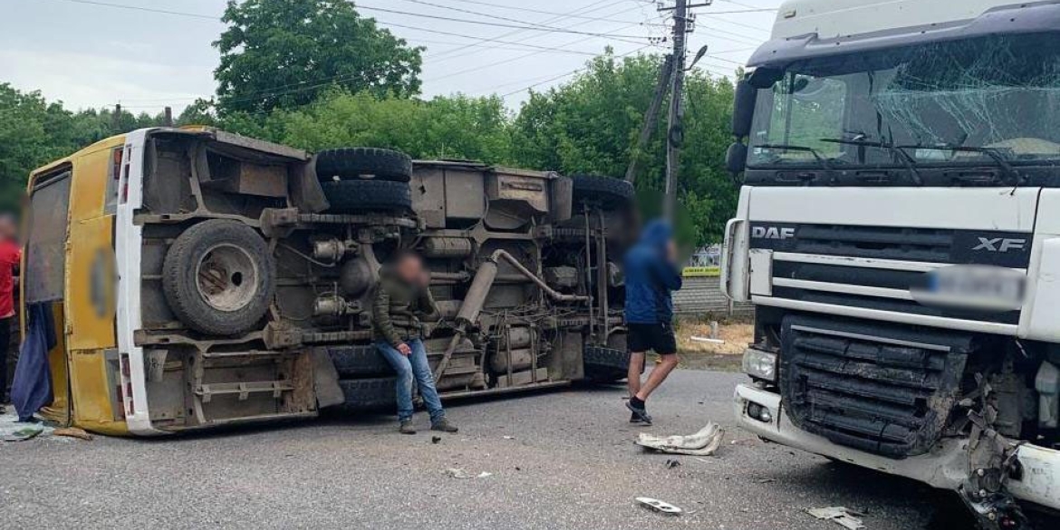 Під Вінницею автобус зіткнувся з вантажівкою - 11 пасажирів травмовані