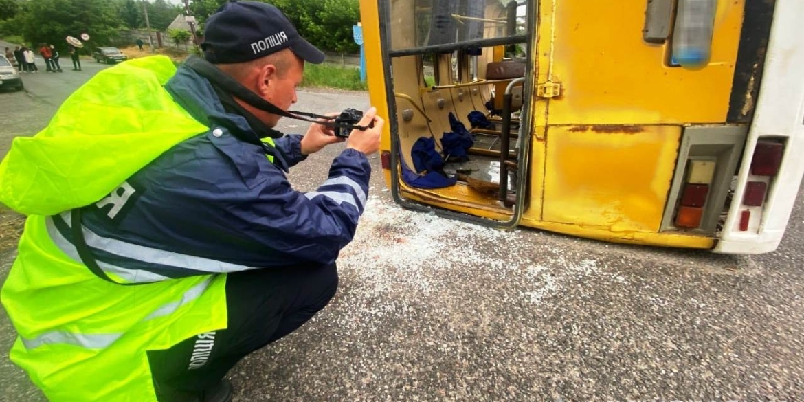 Під Вінницею п'яний водій автобуса в'їхав у вантажівку - постраждали 11 пасажирів